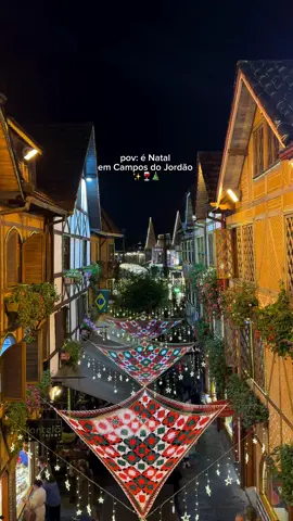 CENA DE FILME✨🫠🎄 Dia 31/10 foi a inauguração oficial da decoração de Natal na cidade e teve até carreata saindo do famoso letreiro na entrada de Campos do Jordão! Hoje, a Vila Capivari está assim, charme puro! E ta sendo um destino super em conta ta?  Achei estadia completíssima aqui por R$125 o casal! Além de fondue de queijo, carne e doce com bebidas inclusas por R$149,90!  📍Vila Capivari - Campos do Jordão, SP #camposdojordao #foryou #natalnamontanha #natalmagico #luzesdenatal     
