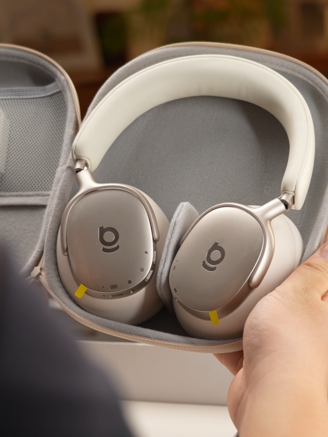 Not going anywhere without these— white, comfy, noise-cancelling, and kinda cute. Meet your match 😌 Baseus Inspire XH1 🎧 🔗 in bio Sound by Bose technology 100-hour battery life Powerful bass Noise cancelling CloudComfort ear cushions #baseus #baseusinspire#baseusinspirexh1 #soundbybose #hiresaudio #headphones #asmr #unboxing