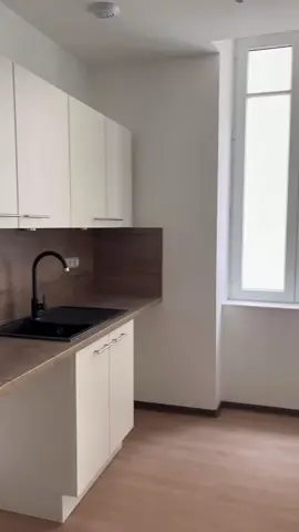 Appartement T2 à louer – Éligible aux APL – Bordeaux Situé dans un quartier calme et recherché, cet appartement de 33 m² offre un cadre de vie agréable et fonctionnel. Pièces : 2 pièces, 1 chambre, salle d’eau, cuisine indépendante Surface habitable : 33 m² Loyer : 570 € charges comprises Éligibilité APL : Réduction possible du loyer grâce à l’aide personnalisée au logement Idéal pour un étudiant ou un jeune actif recherchant proximité des commerces, transports et commodités. Visite gratuite sur rendez-vous #viraltiktok #appartement #pourtoii #bonplan 