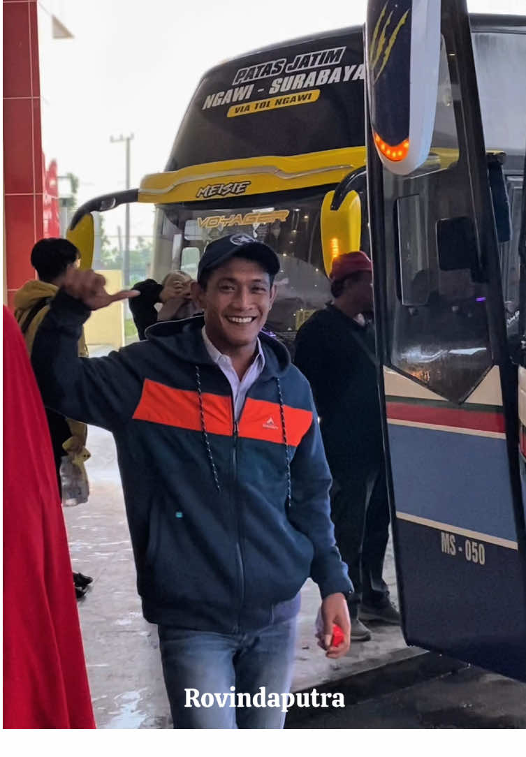 Driver Muda Kece Meiki Andrian on duty 😎🤙 #fyp #viral #busjawatimuran #busjatim #milasejahtera @MeikiAndrian71 @Mas Kringg⚓️🪝 @Nayacaaaa_ @Transportvibes @𝗛 𝗔 𝗟 𝗟 𝗢 𝗗 𝗘 𝗘 @DapaaaTok @Massandhi 