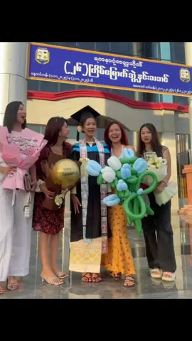 သူငယ်ချင်းဘွဲ့ယူတဲ့နေရာသွားပီးဂယက်တွေထ🤣#fyp #bestie #graduation #eatandgowithbestie #funny 