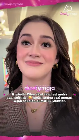Muka ada subtitle pun comel apaa… 😜 Thank you kepada Dewi Alumni minggu lalu, #ArabellaEllen yang merupakan naib juara Dewi Remaja 2023 & telah muncul sebagai mentor serta juri jemputan Episod 4. #DewiRemaja #DewiRemaja2025 #MajalahRemaja #40TahunDewiRemaja