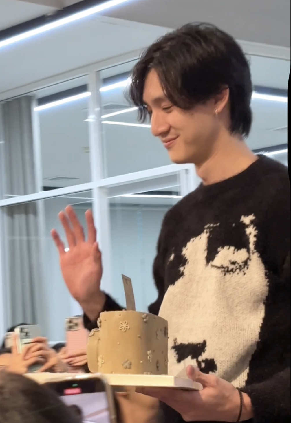 เพื่อนถือเค้กมาให้ ดิวทักเค้กกล้องธีก่อนเรยน่ารักมากก🎂🙂‍↕️ #dewjsuhealingmode25 #dewjsu #tee_vtp #dewtee #fyp 