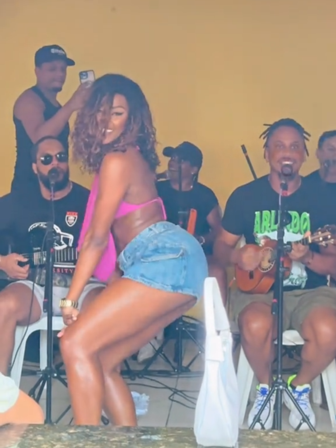 A pretinha tem o molho! 🔥 @madufraga  . . . . . . #sambando #musa #carnaval #samba #rainhadebateria #sambanopé #rodadesamba