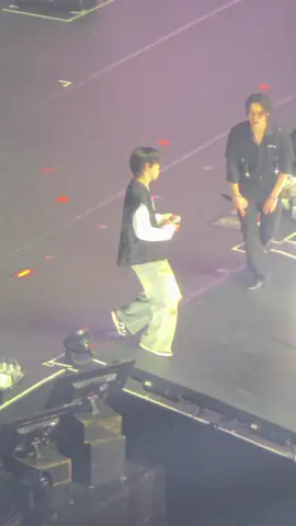 วันแรกยุนกิเค้าแอบหวานกันนะ ได้แต่แอบมองไกลๆจากด้านหลัง🤣 เขินตัวบิดอยู่คนเดียว 😝 ateez 2025 world tour in Kobe day1 . #yunho #mingi #ateez #yungi #ateezconcert 