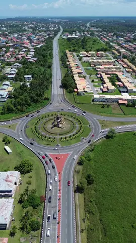 Iconic giant tea pot round about in Kuala Belait - Brunei Darussalam. Pusing keliling cantik sekali dilihat dari atas 😍 #giantteapot #kualabelait #brunei #drone #view