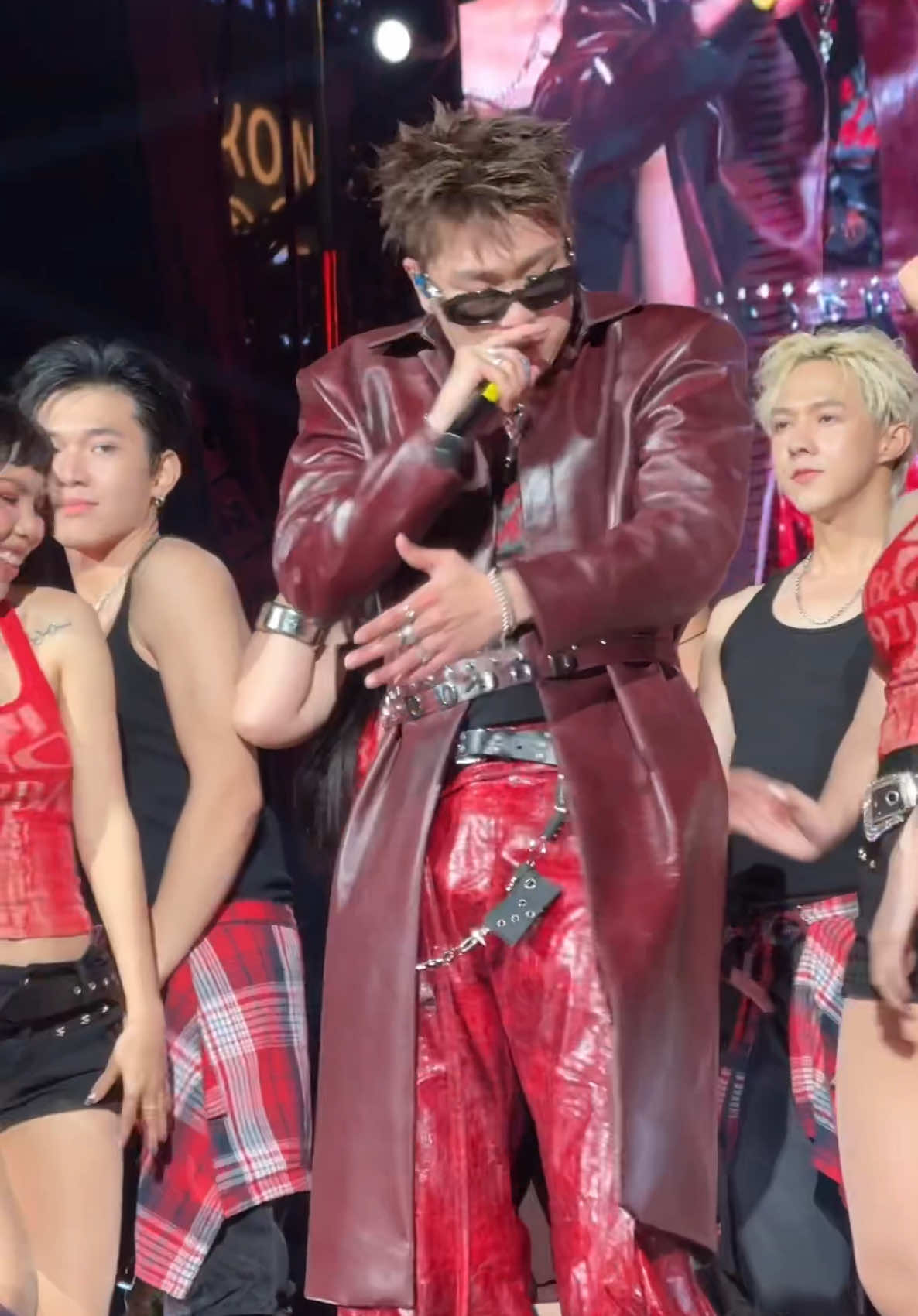 “Nếu ngày mai t quay con xe đi lại từ đầu 🚘”. Con xe red flag 🚩 này có thể quay 500 lần cũng được luôn á @Dương Domic ❤️💙  #duongdomic #ViettelYfest #Yfest2025 #Syncofheart #viral 