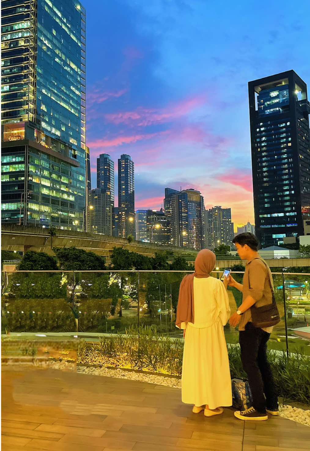 Sunset hari ini cantik banget wouy 😭😍 #sunset #jakarta #placetogo #travel #explorejakarta 