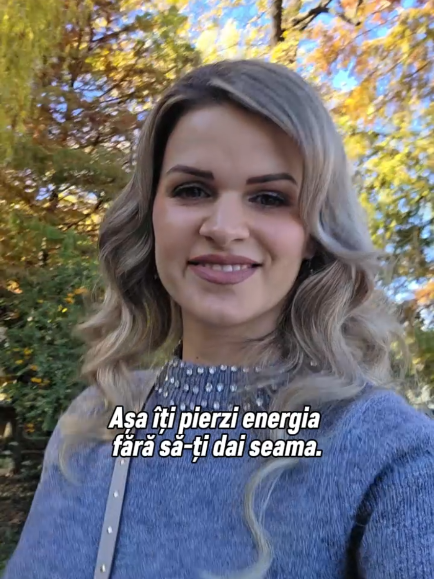 Uneori nu e oboseala din lipsă de somn. E oboseala care vine din interior. Când trăiești în alertă, cu lista mereu plină și gândul „trebuie să fac”, corpul începe să se închidă. Îl simți în umeri, în stomac, în respirația care nu mai ajunge până jos. Nu mai curge nimic. Energia vieții — Chi-ul despre care vorbea Mantak Chia — nu dispare brusc. Se stinge încet, de fiecare dată când spui „sunt bine” și nu ești. De fiecare dată când îți ții lacrimile, vocea, nevoia. După 13 ani în medicină și 6 ani lucrând cu corpul emoțional, am văzut același lucru iar și iar: Chi-ul se blochează când femeia se pierde pe ea însăși. În seara asta, vorbim despre asta în live — despre cum se simte Chi-ul în tine și ce poți face când simți că s-a stins. Până atunci… respiră adânc. Și spune-mi în comentarii: tu unde simți că s-a oprit curgerea?