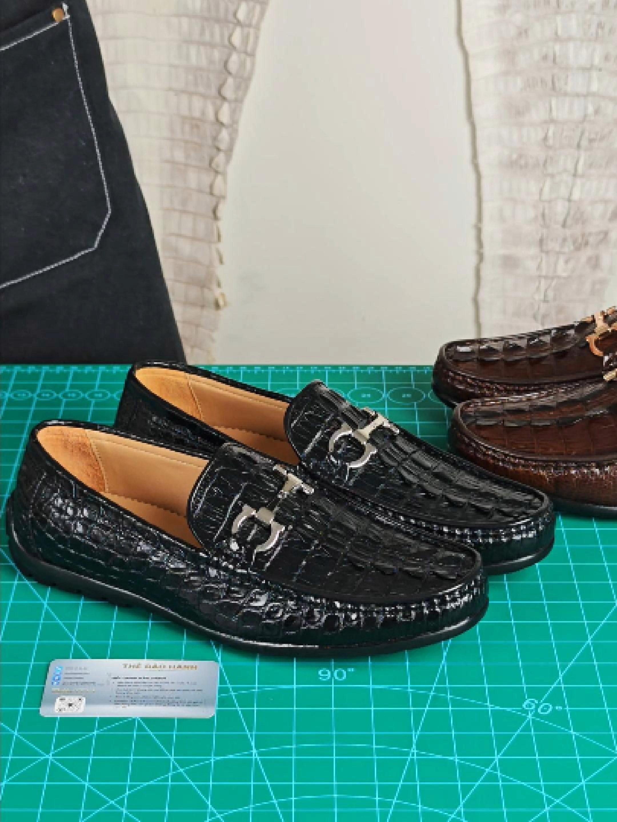 Giày Moccasin da cá sấu màu đen, được chế tác hoàn toàn thủ công. GLD39  #dodathucong #handmadeleatherbag #khautay #leathercraft #diyproject #handmade