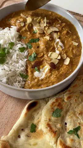Aromatisch, cremig & voller Gewürze: dieses indische Curry ist ein echtes Geschmackserlebnis! 🌶 Du brauchst: 🍗 700 g Hähnchenfleisch 🥥 1 Dose Kokosmilch 🥛 250 ml Sahne 🍅 200 ml passierte Tomaten 🥄 1 EL Tomatenmark 🥢 2 EL Sojasauce 🌱 1 Stück Ingwer, ½ Chili, 1 Stück Kurkuma 🧄 4 Knoblauchzehen 🌰 400 g Mandelsplitter 🌶 2 EL Garam Masala, 2 EL Currypulver 🧅 1 Gemüsezwiebel 🥛 2 EL griechischer Joghurt 🌿 Frischer Koriander Öl So geht’s: 1️⃣ Mandelsplitter mit Garam Masala → Programm Anbraten 1x → dann 15 Sek. | Stufe 10 zerkleinern, umfüllen. 2️⃣ Ingwer, Knoblauch, Kurkuma & Chili → 10 Sek. | Stufe 10 zerkleinern. 3️⃣ Hähnchen mit Joghurt, Ingwer-Knoblauch-Paste, Currypulver & Tomatenmark marinieren → 1 Std. im Kühlschrank ruhen lassen. 4️⃣ Zwiebel → 5 Sek. | Stufe 8 zerkleinern → 2 EL Öl → 1x Anbraten → umfüllen. 5️⃣ Hähnchen anbraten (1x), dann Zwiebeln, Mandelmischung, Sahne, Kokosmilch, Tomaten & Sojasauce dazu → 1 Std. | 100 °C im Linkslauf kochen. 6️⃣ Mit frischem Koriander, Reis & Naan servieren. 🤤 Speichere dir das Rezept gern ab! —— Aromatic, creamy & full of spices: this Indian curry is pure comfort food magic! 🌶🍛 You need: 🍗 700 g chicken 🥥 1 can coconut milk 🥛 250 ml cream 🍅 200 ml tomato purée 🥄 1 tbsp tomato paste 🥢 2 tbsp soy sauce 🌱 1 piece ginger, ½ chili, 1 piece turmeric 🧄 4 garlic cloves 🌰 400 g almonds (slivered) 🌶 2 tbsp garam masala, 2 tbsp curry powder 🧅 1 onion 🥛 2 tbsp Greek yogurt 🌿 Fresh coriander oil How to make it: 1️⃣ Toast almonds with garam masala → run sauté program once → then 15 sec | speed 10 blend, set aside. 2️⃣ Blend ginger, garlic, turmeric & chili → 10 sec | speed 10. 3️⃣ Marinate chicken with yogurt, ginger-garlic paste, curry powder & tomato paste → refrigerate for 1 hour. 4️⃣ Chop onion → 5 sec | speed 8 → add 2 tbsp oil → 1x sauté → set aside. 5️⃣ Sauté chicken (1x), then add onion, almond mix, cream, coconut milk, tomato purée & soy sauce → cook 1 hr | 100 °C counterclockwise 6️⃣ Serve with fresh coriander, rice & naan. 🤤 Feel free to save the recipe! #indischescurry #soulfood #comfortfood #monsieurcuisine #currylovers