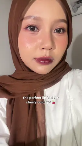 siapa ni yang suka warna cherry cola gini?? aku nemu lip tint yang warnanya pas bgtt <3 #liptint #liptintviral #BeautyTok #cherrylips 