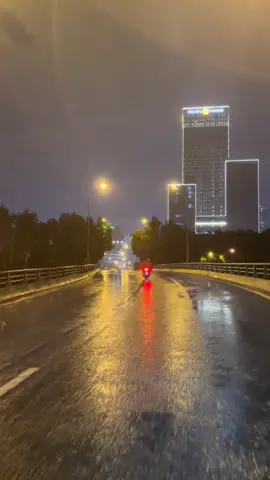 Mê cái thời tiết này thật. Vừa mưa vừa lạnh vừa không có tiền… @Hà Nội Về Đêm ❤️ #hanoivedem❤ #langthanghanoi #nhachaymoingay #xuhuong2025 