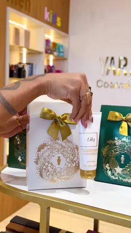 Sabe aquele presente que conquista só de olhar? 💛 O Kit Lily é pura elegância e cuidado: vem com 2 sabonetes  e 1 creme acetinado hidratante delicioso, com aquele perfume marcante e sofisticado que todo mundo ama! É o tipo de mimo que encanta quem ganha e faz qualquer mulher se sentir especial. ✨ Presenteie com charme, presenteie com Lily. 🌸 #PresenteLily #OBoticário #influs #influsdabelezagb #Lily