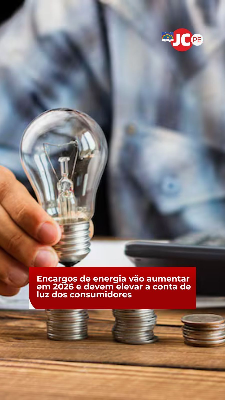 A partir de 2026, os brasileiros devem sentir um leve aumento na conta de energia elétrica. A mudança está relacionada à ampliação dos chamados encargos setoriais, valores incluídos nas tarifas para cobrir custos da geração e distribuição de energia no país. No vídeo, o colunista do JC Fernando Castilho te explica como parte desse acréscimo vem de uma nova regra aprovada pelo Congresso Nacional, que transfere para todos os consumidores a diferença entre o que as empresas de energia solar e eólica deixam de gerar e o que é efetivamente entregue ao Operador Nacional do Sistema (ONS). Na prática, isso significa que quem não possui placas solares também contribuirá para compensar os subsídios concedidos a quem tem sistemas de geração própria. Assista ao vídeo completo e entenda como essa mudança afeta diretamente o seu orçamento em 2026💰 #ContaDeLuz #Economia #Congresso #EnergiaSolar *lv *digital