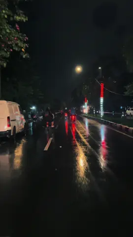 Aku kamu dan hujan di bogor #fyp #explorebogor #kulinerbogor #hujan🌧️ 