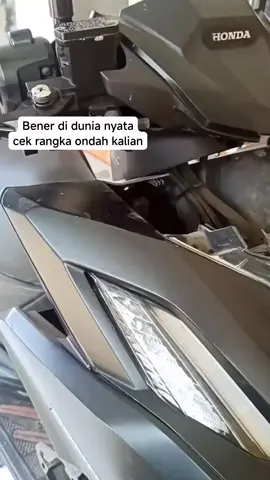 mana dek lumpurnya coak lagi , sampe lumpur air menggenang dibawah rangka #vario160 #karat #esaf #honda