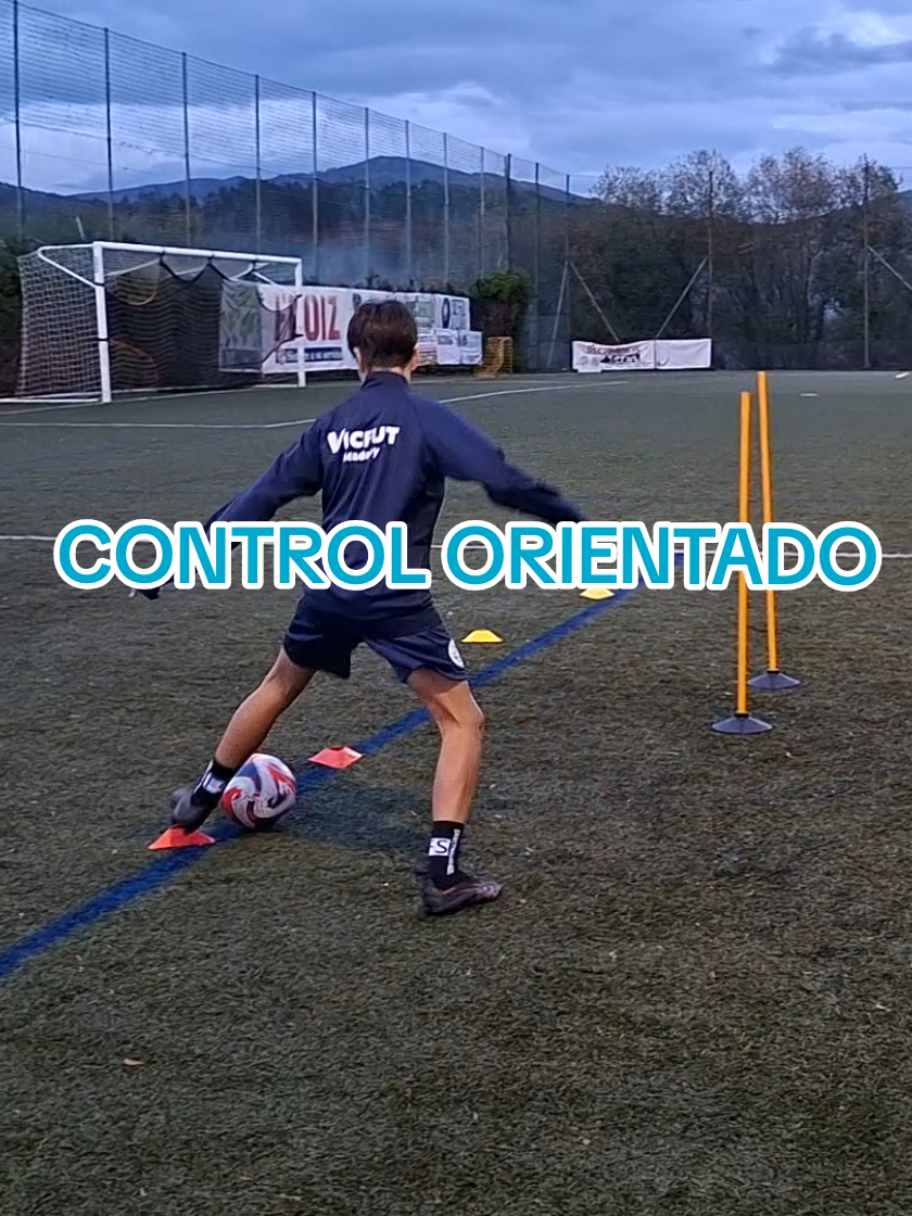 🎯 Control orientado❗️ 🧑🏽‍🏫 Aquí os dejo una tarea analítica para trabajar el control orientado. 👥️ Número de jugadores: 4,5,6 ✍️🏽 Aspectos clave en la realización de la tarea: 1️⃣ Ir a recibir con un apoyo fuerte 2️⃣ Separarse de rival con perfil adecuado 3️⃣ Abrir el control y orientarlo hacia delante con un toque 💡 Al mismo tiempo estamos trabajando la toma de decisión 🧠 y la velocidad de reacción ⚡️ ya que el jugador que da el pase tiene que decir 