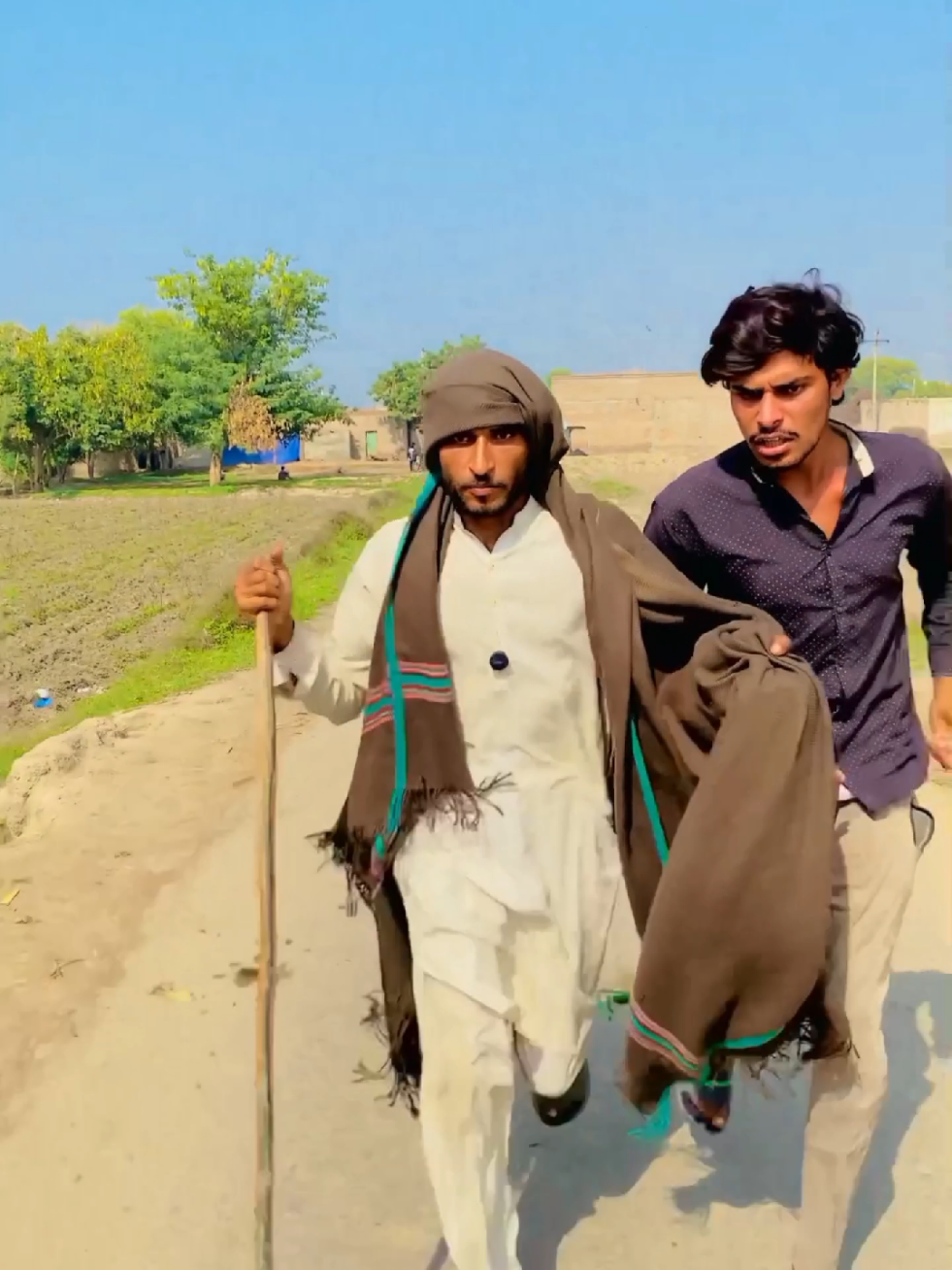 yahain seenr ko gurbat🤣 plz dear tiktok team don,t under review my video#luckysquad #foryoupage #fypシ #viralvideo 