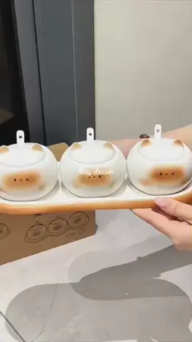 Nấu ăn mà gia vị để trong lọ mèo xinh thế này thì mood phải gọi là “ngon từ mắt” 🤭. Bếp nhỏ thôi nhưng sang chảnh y như căn bếp trong phim Hàn. Ai mê decor thì auto muốn rinh về liền luôn nha ✨. #saydecor #dogiadung #dotienichthongminh 