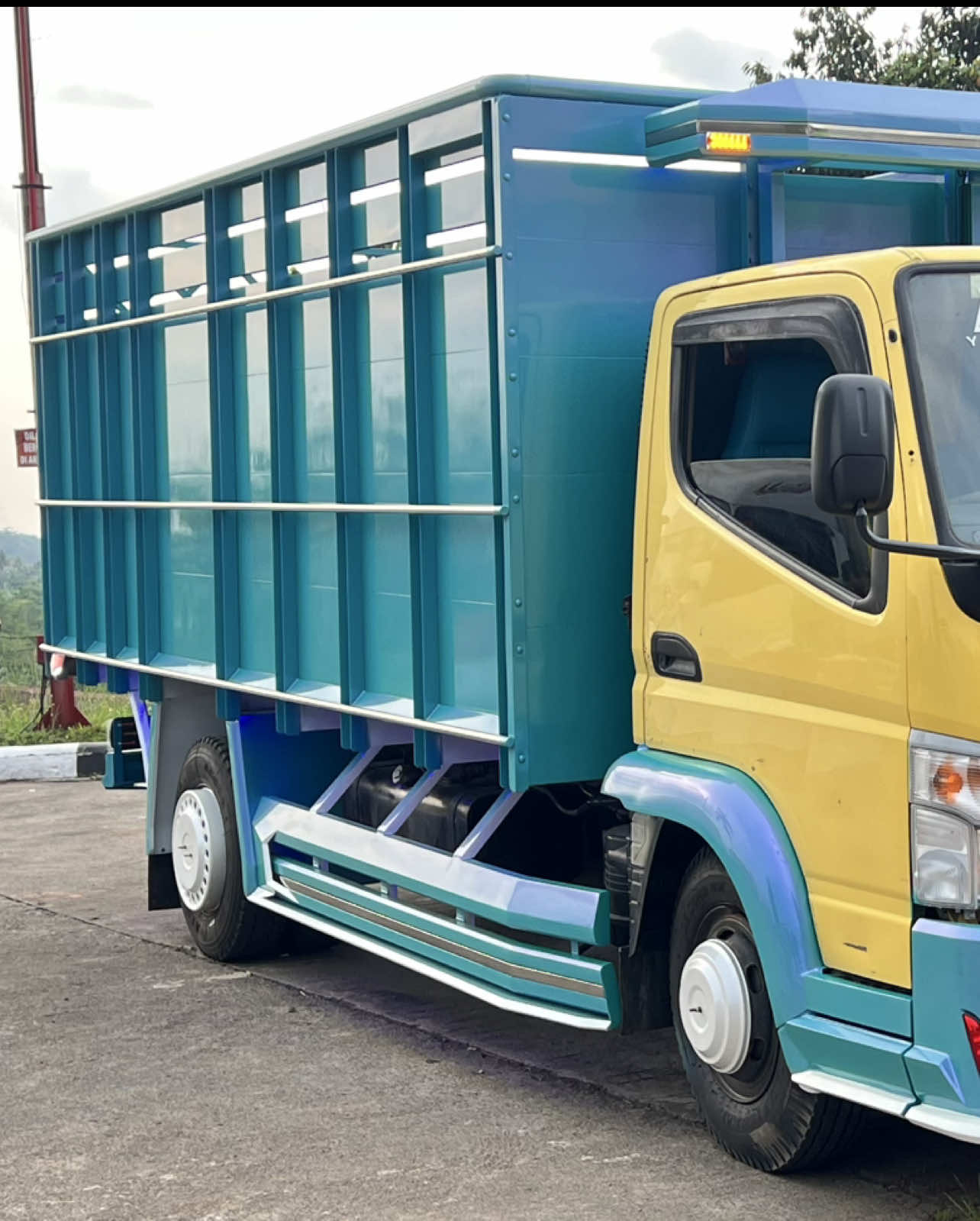 Alhamdulillah selesai Silahkan yang mau bikin bak truk dan variasi nya.bisa dipercayakan ditempat kami dengan kwalitas terjamin. Bila minat bisa tlf/WA. 085293151114 #trukmodifikasi  #putraragilkaroseri  #cantermaniaindonesia  #truckmodifiedindonesia  #canterherex 