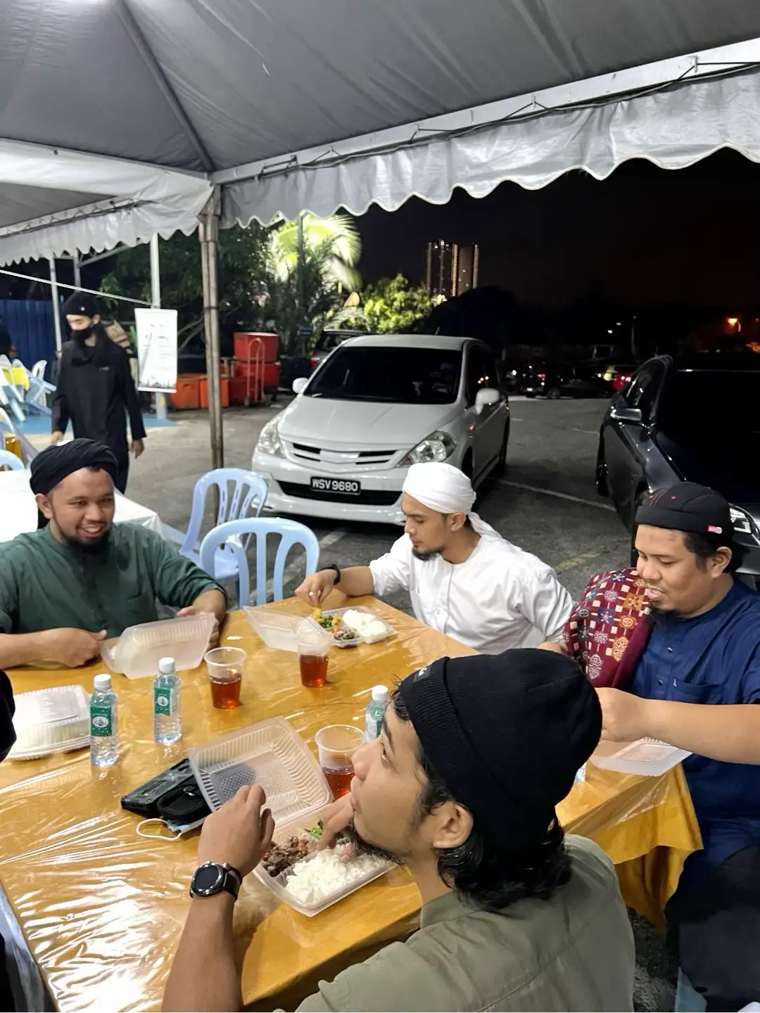 Sejam aku borak dengan Amar. Serabut pikir pasal business, last2 sampai kepada “mana hilangnya diri selepas proses hijrah berlaku.” Aku termenung lama. Awal mengenalnya “manis” dulu, semangatnya lain. Nak keluar rumah pun mesti berserban. Nak ke kedai pun rasa nak berjubah. Nak pakai suit pun nak cari cara bagi ada lilit serban. Dikatakan “Jos”, tapi itu menggembirakan hati.. Bukan sebab nak menunjuk tapi sebab cinta. Cinta syiarkan sunnah, kepada cara Nabi ﷺ berpakaian. Rasa macam kalau tak ikut, tak lengkap perjalanan ni. Hari ni aku terfikir, pakaian itu bukan sekadar kain. Ia pendidik jiwa. Dia bentuk rasa malu, bentuk akhlak, bentuk cara kita pandang dunia,  Yang paling penting, mengubah cara diri melihat diri sendiri.. Macam mana kain boleh ubah hati ? Hanya yang pernah rasa je tahu. Tapi bila masa berlalu, ada satu fasa yang lebih halus. Bukan lagi tentang serban atau jubah semata, tapi tentang apa yang tinggal dalam hati bila pakaian itu mula digantikan. Aku dan Amar sama-sama diam. Masih mencari jawapan. Adakah kami dah hilang “kemuliaan” itu, atau sebenarnya, “kemuliaan” itu dah berpindah ke dalam diri? Dulu pakai serban, simpan rambut panjang, tak rasa apa2. Tapi rasa seronok dpt pakai.  Sekarang nak pakai, rasa segan dan takut kata apa, jadi berpakaianlah seperti biasa. Asalkan hati ini sentiasa ingat.  Dan sejujurnya, bagi aku sebagai orang awam, ianya makin dilupakan.. Aku tak pasti. Yang aku tahu, aku masih rindu rasa tenang bila melilit serban. Rindu rasa tunduk bila pakai jubah. Rindu rasa dekat dengan Baginda Nabi ﷺ bila berdiri depan cermin. bukan sbb aku nampak orang agama, tapi sebab aku teringat ‎Rasulullah ﷺ.  Mungkin sebab aku orang awam, aku masih perlukan asbab. Dan bagi aku, pakaian itu masih salah satu asbab untuk aku belajar mencintai sunnah dengan cara yang paling aku mampu. Dan mungkin… kadang-kadang, Allah sembunyikan rasa rindu kepada Nabi dalam kain yang kita sangkut di bahu itu. Pernah ke kau ada dalam keadaan aku sekarang? Even nak post ni pun, macam2 perasaan yang hadir.  Tapi, aku tetap kena selesaikan. Bismillah. Mari bang @Amar Sufi Ali , kita kena cari jawapan ni.