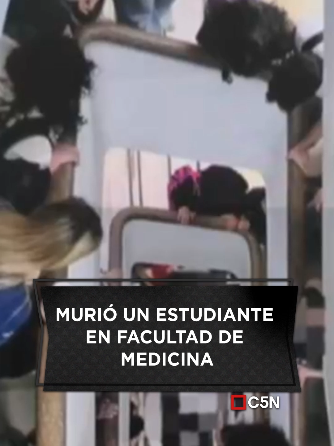 ⚫ INVESTIGAN LA MUERTE DE UN ESTUDIANTE EN LA FACULTAD DE MEDICINA 📍 Matías Rolfi tenía 27 años, era estudiante de Nutrición y fue hallado sin vida en el pulmón de la escalera de la universidad. 🏫 El joven tenía trastorno del espectro autista y había salido de rendir un examen. ➡️ La Justicia caratuló la causa como 