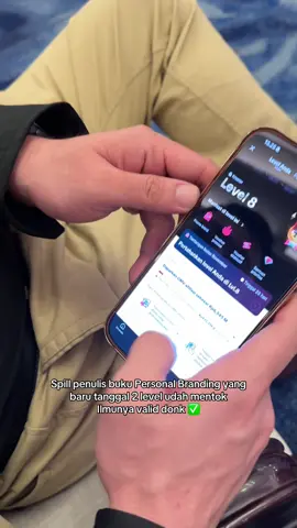 @Koh Dennies yang ngecek level di tanggal 2 setelah naik panggung ngajarin materi personal Branding  Bukan cuma teori tapi praktek langsung dari penulis buku  The real support sistem Di kelilingi orang orang jujur kayak gini,  Dan buku ko Dennies ada di goodiebag semua peserta hari ini 