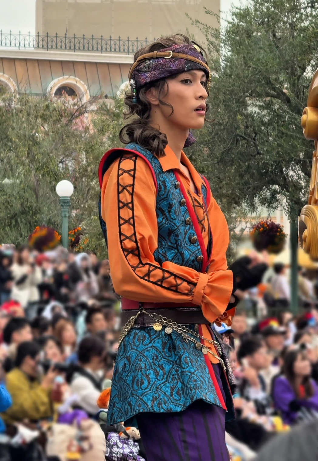 横顔も素敵なお兄さん(ᐢ ̫ᐢ)♩ 綺麗なお辞儀と最後の去り方にめろついています🤦🏻️🩵 悪そうに笑うのがすきです👈🏻 #海賊ダンサー #ディズニーランド #intothefrenzy #フレンジー 