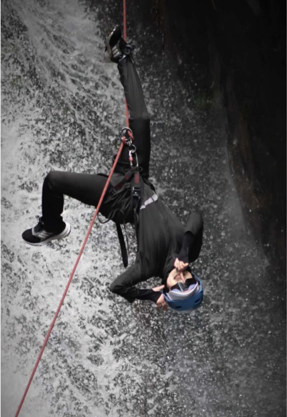 one of my wishlist unlocked 🔓🧗‍♀️ #waterfallabseiling #cayoneering #abseiling #jelawangpiperesort #dabong 