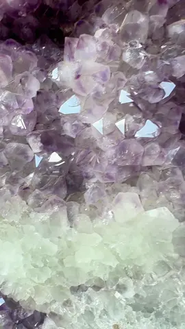 I didn’t go on my lil solo gallery crawl in October!! So here’s another from September. I’m starting to recognize the local artists by their work.  “Ooh a Lu Dixon!!,” and “Look, a new Kym Day!!”  #yeahthatgreenville #grandbohemiangallery #kymday #ludixon #arttok 