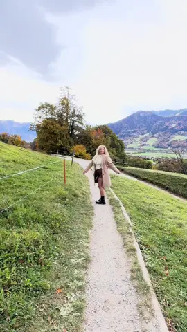 Visitar a Casa da Heidi foi uma experiência encantadora! Se gostas de natureza, montanhas e histórias clássicas tens que visitar este sítio! 📕  Aqui vai um 𝗚𝘂𝗶𝗮 com tudo o que precisas saber 👇   📍 𝗟𝗼𝗰𝗮𝗹𝗶𝘇𝗮çã𝗼 Heididorf (Aldeia da Heidi), Maienfeld, Cantão de Graubünden, Suíça. É o local real que inspirou o famoso livro Heidi 👒  🕰️ 𝐇𝐨𝐫á𝐫𝐢𝐨𝐬 Aberto de meados de Março até Novembro. Horário típico: 10:00 – 17:00 (pode variar conforme a época e o clima). Fechado no inverno, pois há alguma neve na região. 💰 𝐏𝐫𝐞ç𝐨𝐬 (2025 aproximados) Adultos: ~ CHF 14–16 Crianças (5–14 anos): ~ CHF 8–10 Bilhete família e descontos disponíveis. 🎟️ Inclui acesso à casa, à aldeia e à exposição. 🗺️ 𝐂𝐨𝐦𝐨 𝐜𝐡𝐞𝐠𝐚𝐫  🚆 De comboio: até Maienfeld (ligações diretas a partir de Zurique, Landquart ou Chur). Da estação, caminhada de 25–30 minutos até a aldeia da Heidi (sinalizado e muito bonito). 👉 Também há táxis e bicicletas para alugar. 🚗 De carro: 1h15 desde Zurique. Estacionamento gratuito junto à entrada do Heididorf. 🍽️ 𝐑𝐞𝐬𝐭𝐚𝐮𝐫𝐚𝐧𝐭𝐞𝐬 Há um restaurante típico ao lado da aldeia (Heidi Alp Restaurant), com pratos suíços: fondue, rösti, queijos locais. 📸 𝐌𝐞𝐥𝐡𝐨𝐫 é𝐩𝐨𝐜𝐚 𝐩𝐚𝐫𝐚 𝐯𝐢𝐬𝐢𝐭𝐚𝐫 Maio a outubro: clima agradável, flores alpinas e céu limpo. No outono (setembro/outubro), as vinhas ficam douradas e o cenário é espetacular 🍂🍇 🛖 𝐎 𝐪𝐮𝐞 𝐯𝐚𝐢𝐬 𝐞𝐧𝐜𝐨𝐧𝐭𝐫𝐚𝐫 A visita é uma combinação encantadora de museu, aldeia alpina e natureza: 🏠 Casa da Heidi (Heidihaus) Recriação fiel da cabana do avô— perfeita para fotos e para sentir o ambiente das montanhas. 🐐 Aldeia da Heidi (Heididorf) Pequenas casas, estábulos e animais típicos dos Alpes. Funcionários vestidos à época e uma lojinha com produtos locais e lembranças da Heidi. 🏔️ Passeio pelos Alpes Trilhos panorâmicos como o Heidiweg (cerca de 1h a pé), com vistas incríveis sobre Maienfeld e os vinhedos 💡𝐃𝐢𝐜𝐚𝐬 ú𝐭𝐞𝐢𝐬 Leva calçado confortável (há trilhos de terra e subidas). Ideal para famílias, casais ou fãs de natureza e literatura. Reserva pelo menos 2 a 3 horas para aproveitar tudo. #heididorf_switzerland #heididorf✨🌻🏠🏔🇨🇭