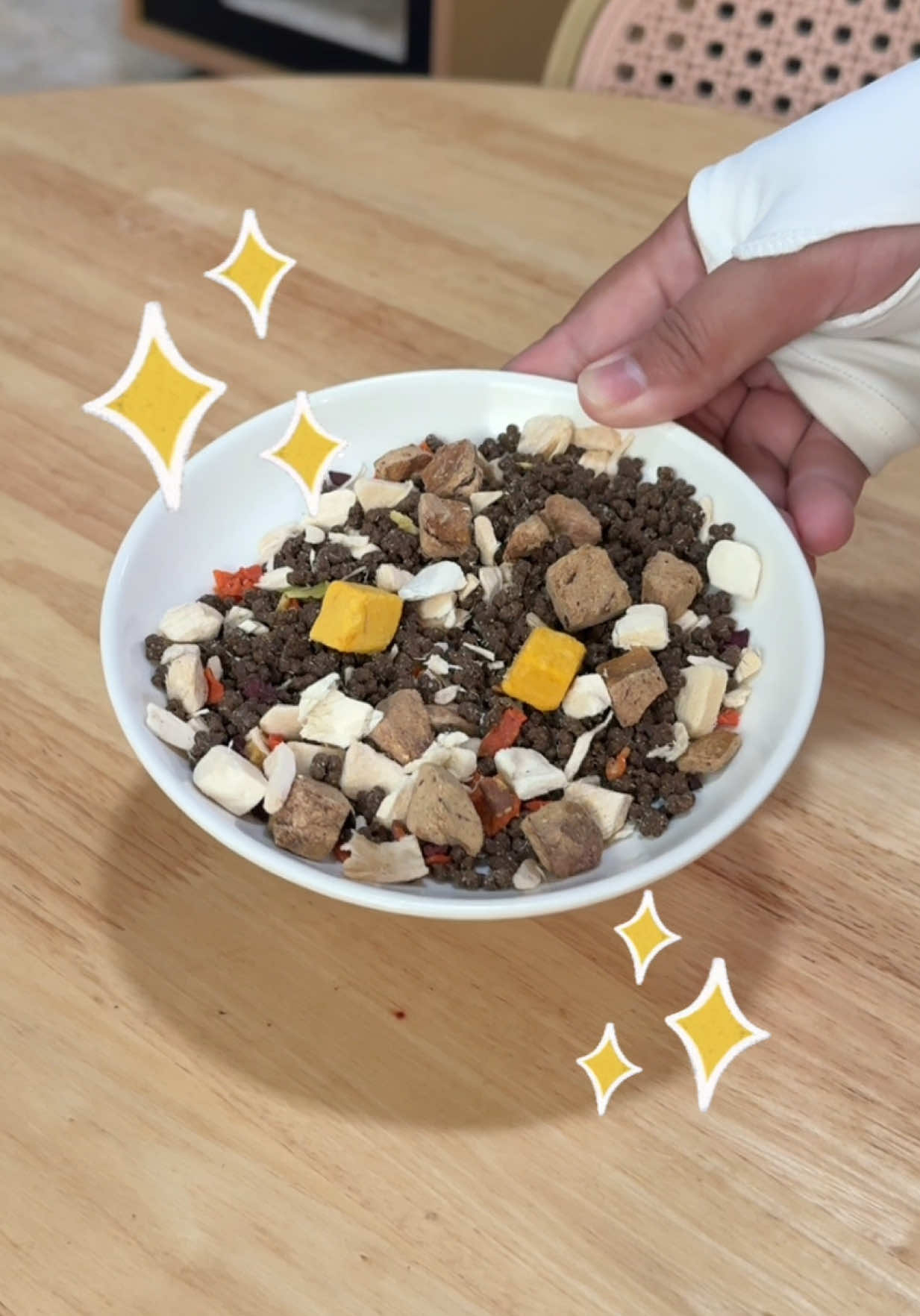 My favorite way to level up my cats’ dry food is dumping freeze dried feast and mixing it all up! I use 1 freeze dried feast pack per month! ❤️