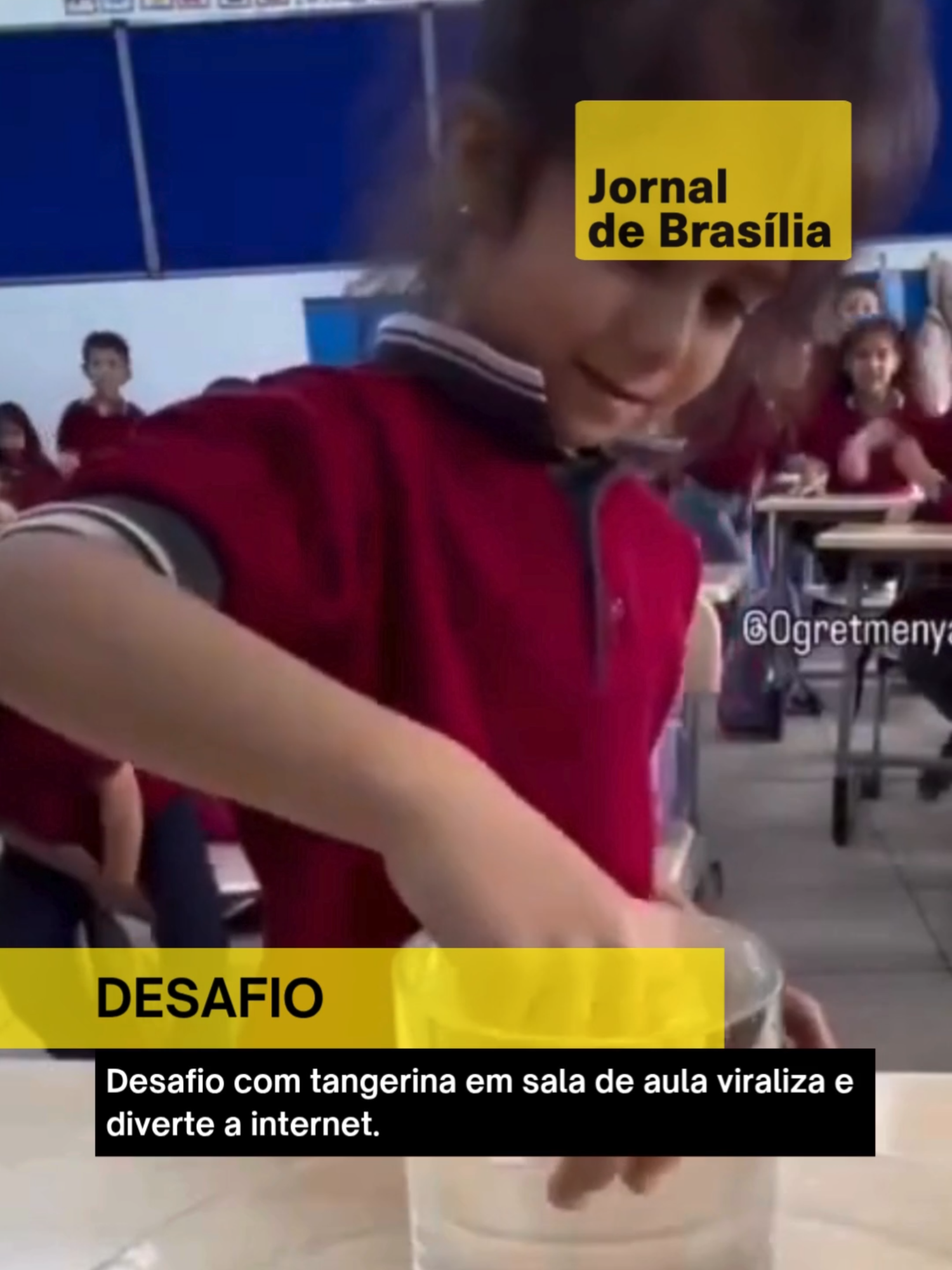 🍊 Um desafio curioso e educativo está conquistando a internet! Em sala de aula, um professor propôs aos alunos a missão de retirar uma tangerina de um copo cheio de água sem derramar uma gota sequer — e as tentativas renderam muita criatividade e boas risadas. O vídeo viralizou nas redes sociais e encantou internautas pela simplicidade da atividade e pela engenhosidade das soluções encontradas pelos alunos. Uma aula divertida que mostrou que aprender também pode ser brincadeira! #Educação #Desafio #SalaDeAula #Criatividade #Internet #Viral #Professor #Tangerina