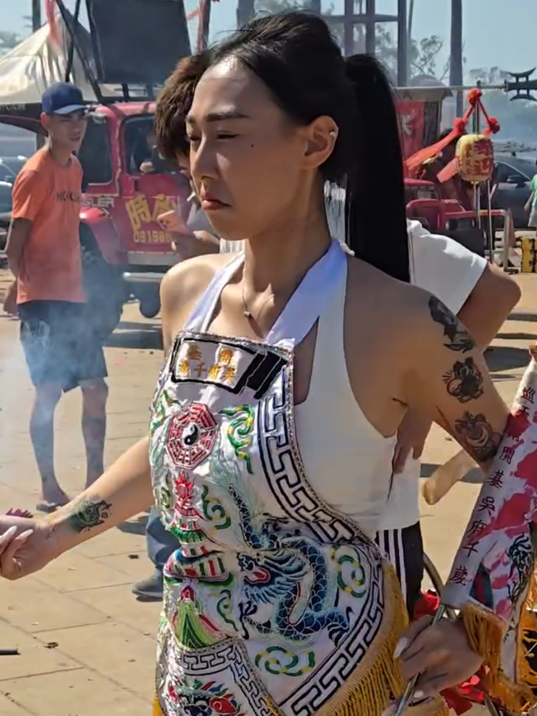 網紅美女乩身#吳府千歲降駕參拜英姿 #吳府千歲女乩身  #พระจีน #ของม้าทรง #หยกลื้อเหนียวเหนียว #ของแจกพระจีน  #หยกลื้อเหนียวเหนียว #งานวัดไต้หวัน🙏🏻🐉🐉⛩️⛩️