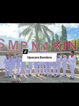 Upacara Bendera, yang dilaksanakan oleh anggota Osis.