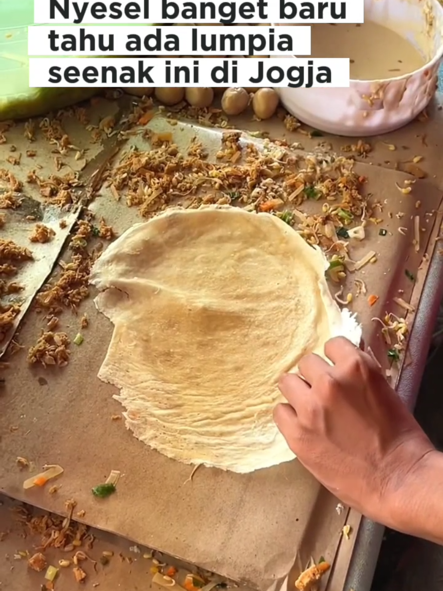 Lumpia Samijaya 🥰  lumpia disini memang udh legend, berdiri sejak tahun 70an, rasanya emang juara sih, perpaduan rasa gurih manis dan toping nya yang full dari ujung keujung, sehingga setiap gigitan pasti dapat. Oiya, gak lupa minta ekstra bumbu putih sama acar biar paripurna! 💦 —  📍Lumpia Samijaya, Jl. Mataram No. 42, Jogja.  🕒 09.00-21.00/habis 💰6k-7k/pcs   #lumpiasamijaya #samijaya #lumpiajogja #kulinerjogja #fyppppppppppppppppppppppp  vidio by tumbarmrica makansubuh