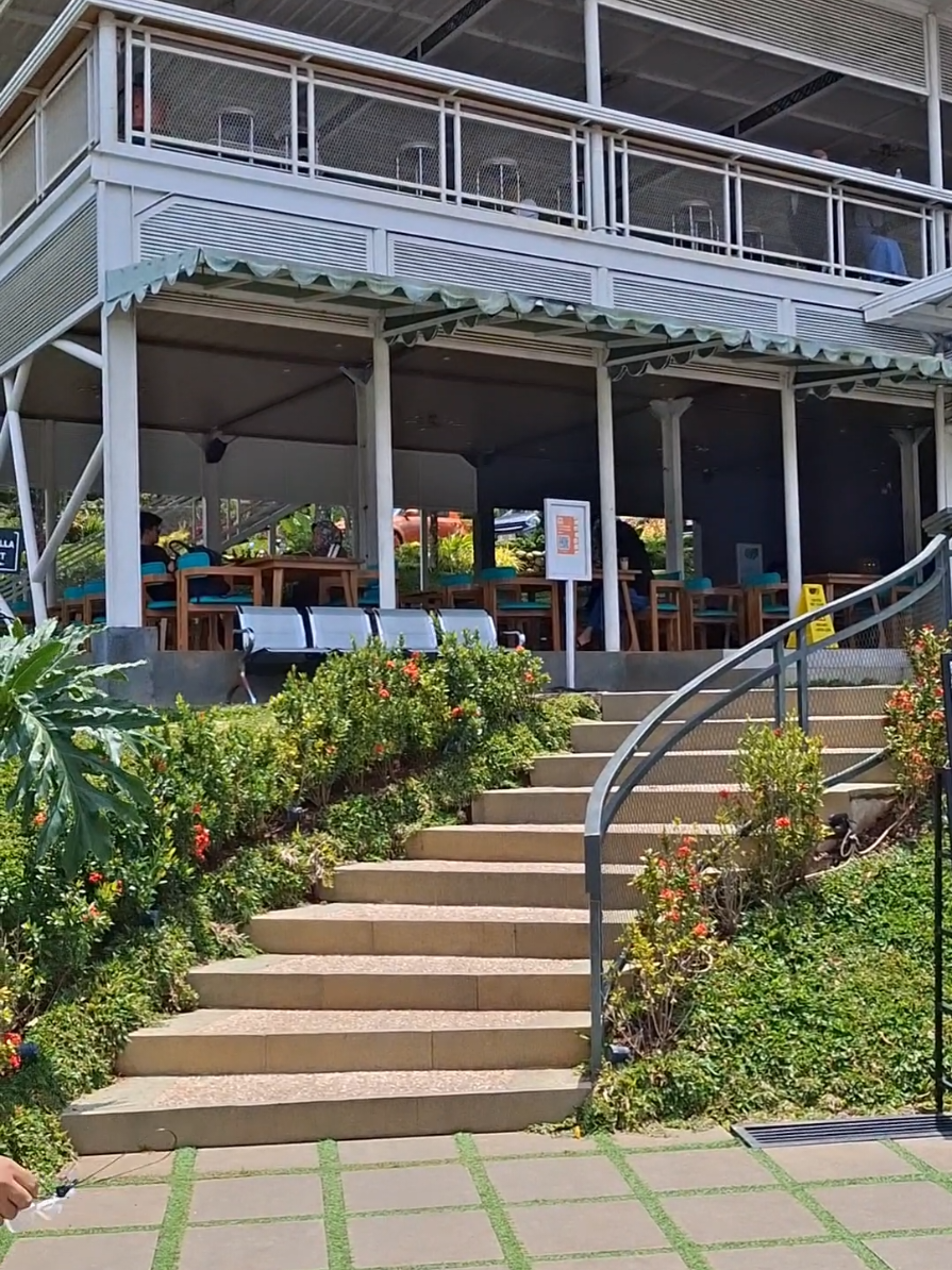 Udara yang sejuk khas pegunungan dan suara alam seperti gemericik air dan kicauan burung menciptakan ketenangan yang cocok untuk 