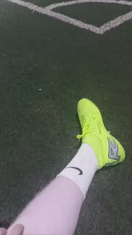 Buồn quá hơn 10 người tranh một quả bóng  Khi nào tui có tiền thì mua cho mỗi người 1 quả để ko phải tranh nx 😁😁😁