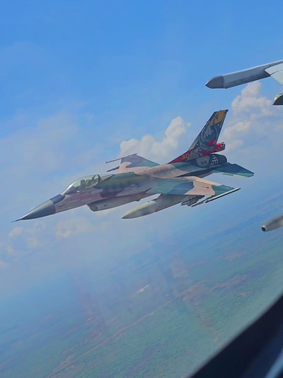 Integrados para vencer. 🇻🇪 --- Lla versatilidad de los Dragones (F-16) con la potencia estratégica de los Leones (Sukhoi). Una demostración de capacidad operativa y sinergia de nuestra Aviación Militar Bolivariana. ​La coexistencia de plataformas de distinto origen no es una limitación, sino una fortaleza táctica. Vigilancia y defensa del espacio aéreo en su máxima expresión. ​Vuelo Mixto F-16 y Sukhoi. 📹By @piloto_suk  #venezuela #fanb #aviacion #sukhoi #flanker 