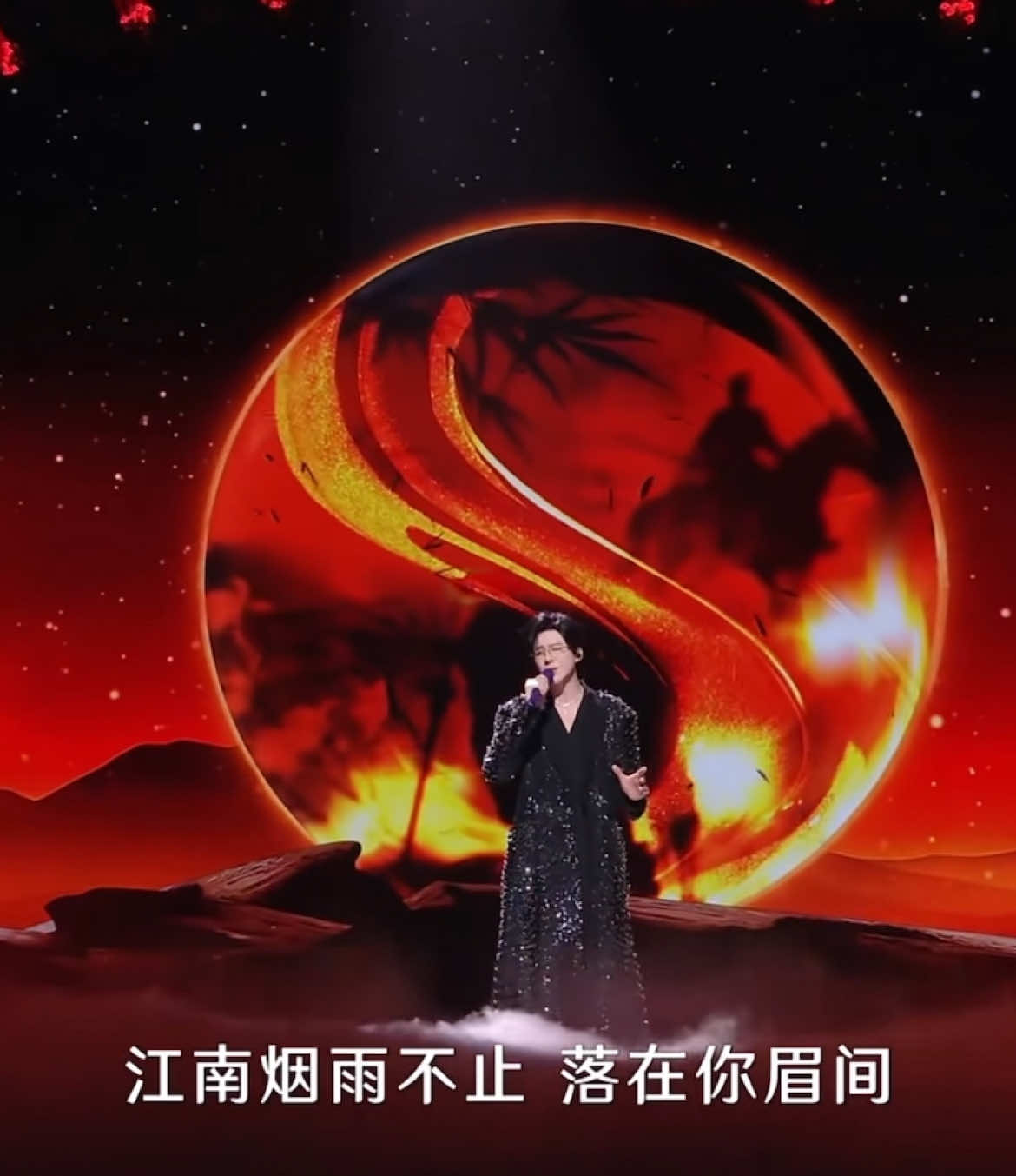 #LiuYuning performed #ThePrisonerOfBeauty 烽月(Blazing Moon) and #ADreamWithinADream 纸人(Paper Person) ost at Weibo TAIVS 2025. 