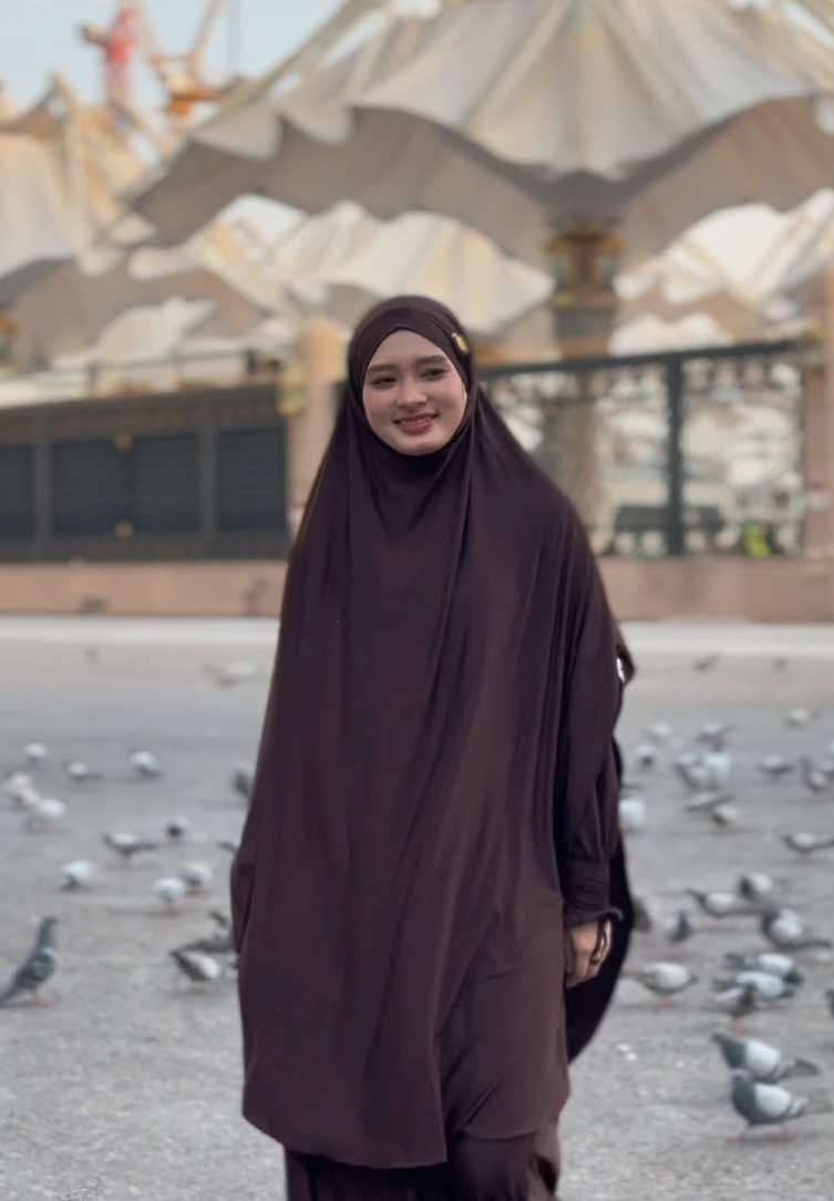 Kuuu lepas kacamataa🕶️ apa kau lebih suka??? Kak inara Sama2 cantik ngga sih pake/ngga pake kacamata kalo pake abayanya medina series 🤗😙 #inararusli #abayastyle #abayafashion 