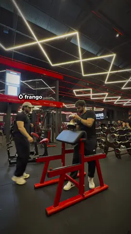 Quando os dois se juntam, já sabem que vem conteúdo bom por ai 🤣 Progressão de cargas (alinhe sua expectativa com a realidade): Muitos buscam progredir os pesos em toda semana, mas não entendem que, principalmente se você já não for um iniciante, ou não estiver com um exercício novo no treino, as adaptações serão lentas. As vezes, simples 2 kgs podem significar 10% de progressão, como no exemplo no vídeo, ou até mais. Aumentar de um halter de 10 para 12 kgs, seria uma progressão de 20%… Progressões na polia podem ser difíceis exatamente por isso: num exercito que você pegar 1-2 placas, uma placa a mais pode significar uma progressão absurda. O que fazer então? Paciência, busque progredir uma rep a mais a cada semana com o mesmo peso, progredindo o peso quando bater seu teto do intervalo de repetições (sempre o minimo possível). Na @growthsupplements utilize 🏷️CIENCIA ou 🏷️JOVI