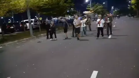 Suasana kedatangan penonton dari solo di stadion GBT saling ejek Bonek x solo inilah kami dewasanya arek Suroboyo bisa menerima suporter lawan dari luar daerah bahkan manca negara di sambut dengan kehangatan ramah tamah dan nyaman bagi suporter Tim tamu apalagi stadion GBT yang mewah Bonek x solo fans seduluran saklawase sampai jumpa lagi di putaran kedua dulur dulur solo fans wani x sakjose 💚🤝❤👋