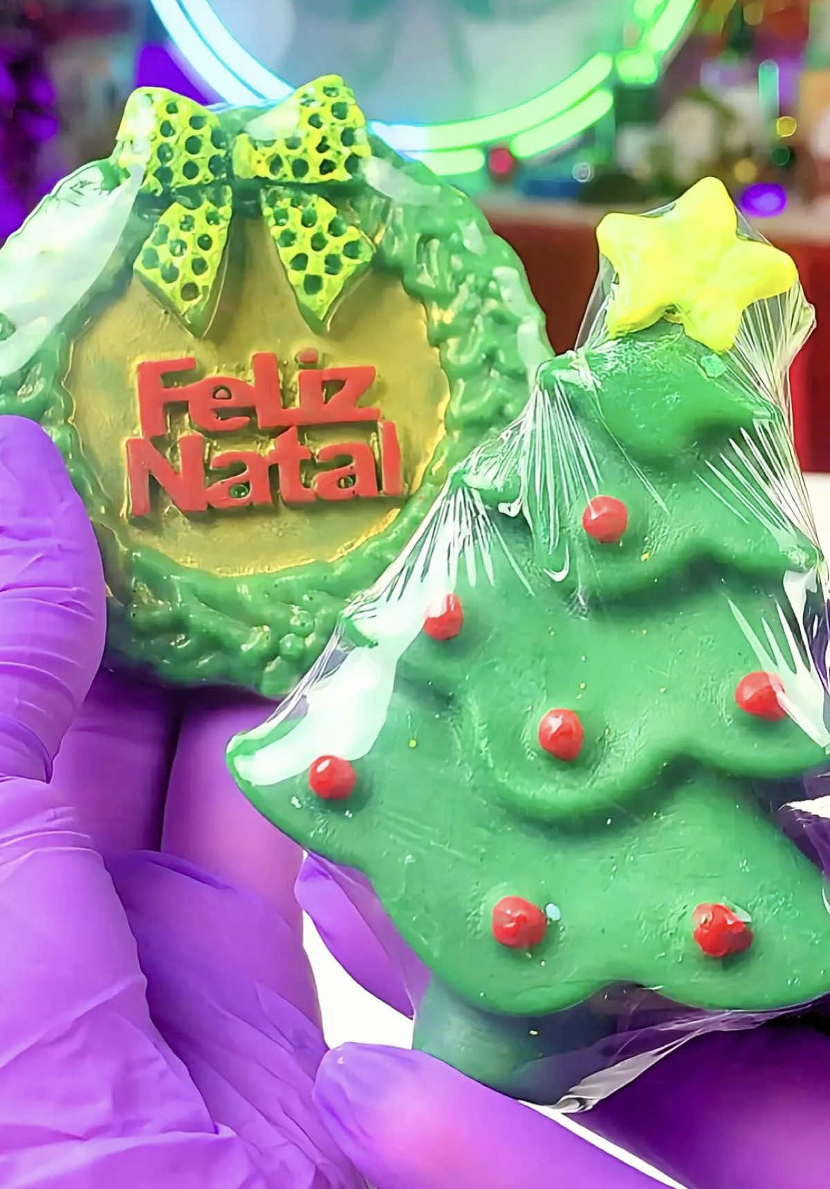 LEMBRANCINHA DE NATAL! 🎄🫧 Criadores, olha que ideia linda e fácil pra presentear neste Natal! 😍 Fizemos 3 sabonetinhos artesanais, duas árvores de natal e uma guirlanda, com detalhes feito a com tinta PVC pra realçar ainda mais a beleza deles! 🌟 Depois é só embalar com plástico filme, colocar em uma caixinha fofa ou amarrar um lacinho… e pronto: uma lembrancinha artesanal, cheirosa e super natalina! 🎁 Esses pequenos mimos fazem toda diferença nas festas e encantam qualquer presenteado! 🫶🏻 👇 Gostou desses moldes natalinos? Comenta aqui “MOLDE” que a gente envia o link deles para compra! 💬💜 #imperiodasessencias #saboariaartesanal #sabonetesartesanais #natal #fyp 