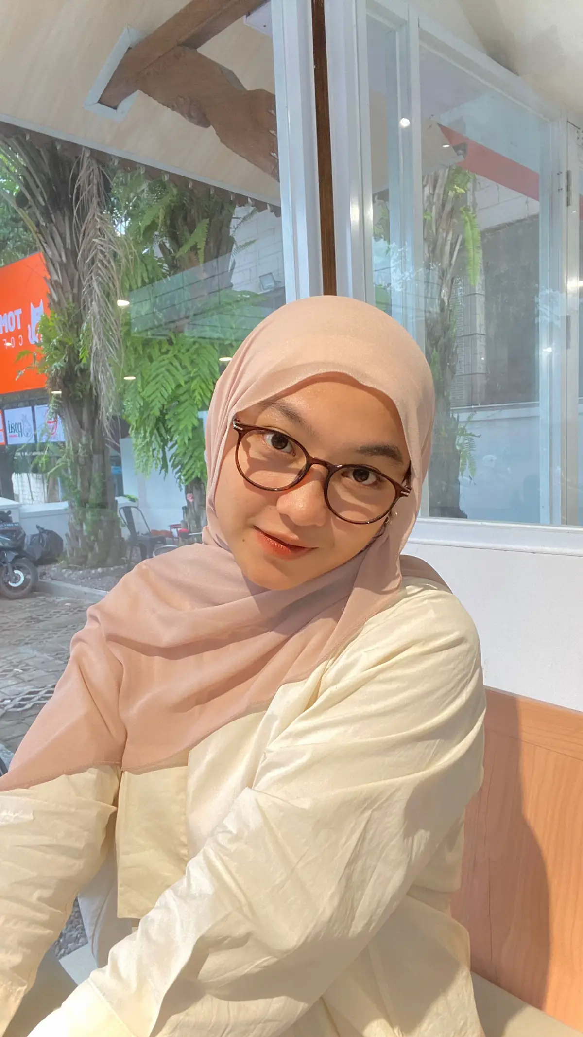 “jangan pernah mengejar yg sudah pergi” 