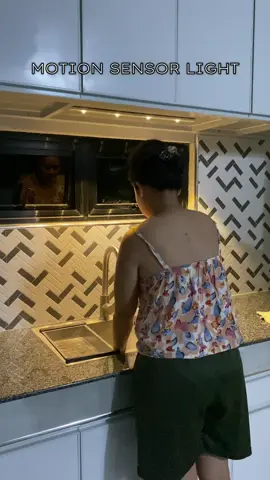 Ito pala gamit ng mga mayayaman na pailaw bila sa kanilang mga kusina. #motionsensorlight #sensorlight #rechargeablelight #motionsensor 