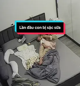 Đến giờ xem lại vẫn hốt , khi lật người con lại mình đã thấy mặt con  lặng đi 😨lúc ý mình đã hoảng quá nên đã véo chân con thật đau .xin lỗi con vì mẹ cũng là lần đầu làm mẹ #kynangsong #chamcon #mebimsua 