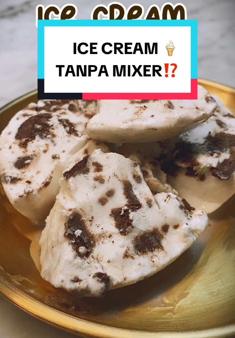 [SAVE RESEP NYA AJA DULU] ⬇️⬇️⬇️ • RESEP *ICE CREAM COOKIES AND CREAM*: - 1 Bungkus Santan - ⁠20 ml susu cair - ⁠1 1/2 Sdm susu kental manis (Bisa pakai gula juga) - 3 Keping ⁠Oreo / sejenisnya FOLLOW BUAT IDE MASAK TIAP HARI ANTI RIBET‼️ #icecream #cookiesandcream #masakansimple #idemasak #masakanrumahan