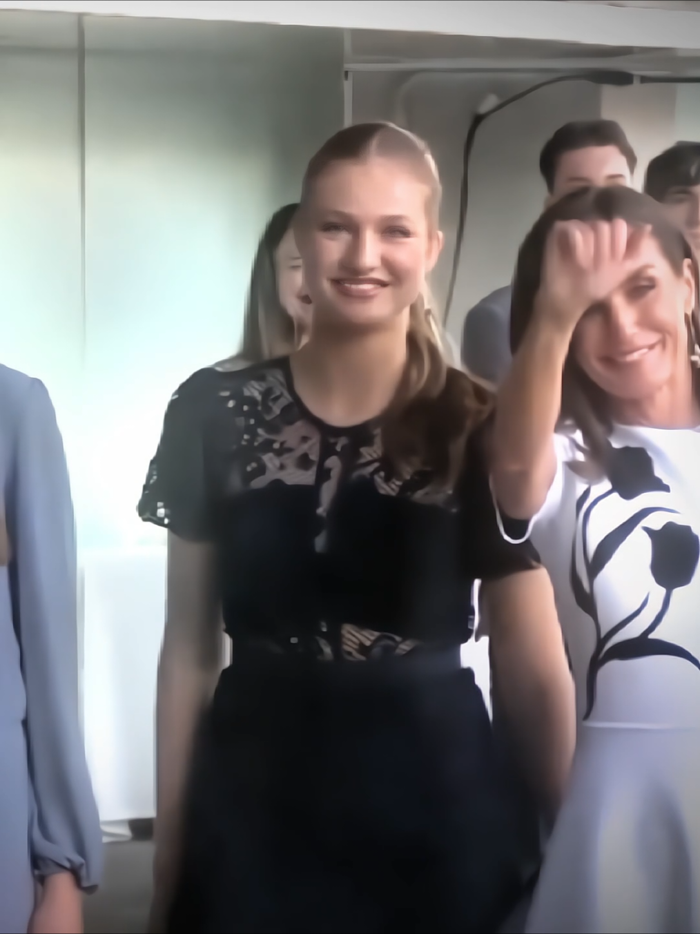 Công chúa Leonor  tiểu thư Gen Z chính hiệu ở tuổi 20. Vừa chạm ngưỡng trưởng thành đã toát lên khí chất của một nữ vương tương lai: bản lĩnh, học thức và tinh tế. Cô không chỉ mang trên mình vẻ đẹp cổ điển của hoàng gia, mà còn là biểu tượng cho thế hệ Gen Z biết dung hòa giữa truyền thống và hiện đại. Trong từng ánh nhìn, từng bước đi, Leonor như minh chứng rằng sự thanh lịch không bao giờ lỗi thời – chỉ cần được khoác lên bởi một tâm hồn tự tin và tỏa sáng.”#flypシ #leonor #leonornuvuongxuasturias🎀🌈 #congchuaasturiasleonor🎀 #🌷congchuaasturias🌷 